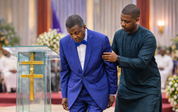 Pastor Adeboye’s Gesture at Ogun Church Service Sparks Reactions Online