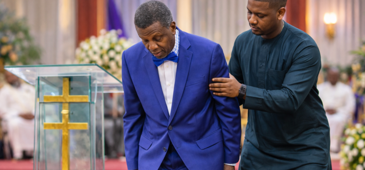 Pastor Adeboye’s Gesture at Ogun Church Service Sparks Reactions Online